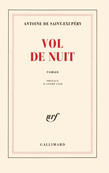 Couverture du livre "Vol de Nuit" d'Antoine de Saint-Exupéry. Le titre est en caractères gras et rouges, avec un texte supplémentaire indiquant qu'il s'agit d'un roman et qu'il comporte une préface d'André Gide. Le nom de l'éditeur, Gallimard, figure en bas.