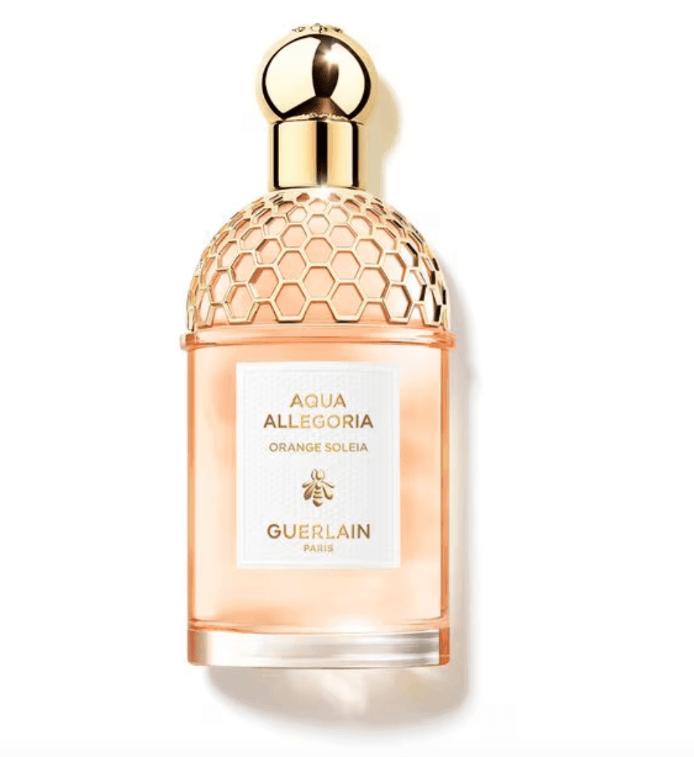 Un flacon du parfum Aqua Allegoria Orange Soleia de Guerlain. Le design présente un motif nid d'abeille doré sur le bouchon, un emblème d'abeille doré et un flacon transparent mettant en valeur le liquide ambré clair à l'intérieur.