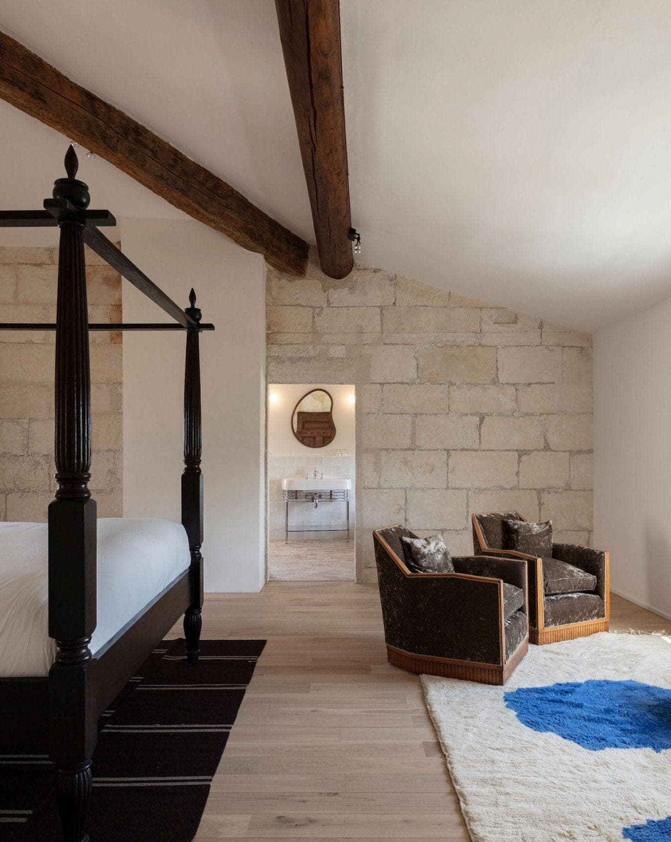 Under the century-old beams, furniture at the height of comfort.