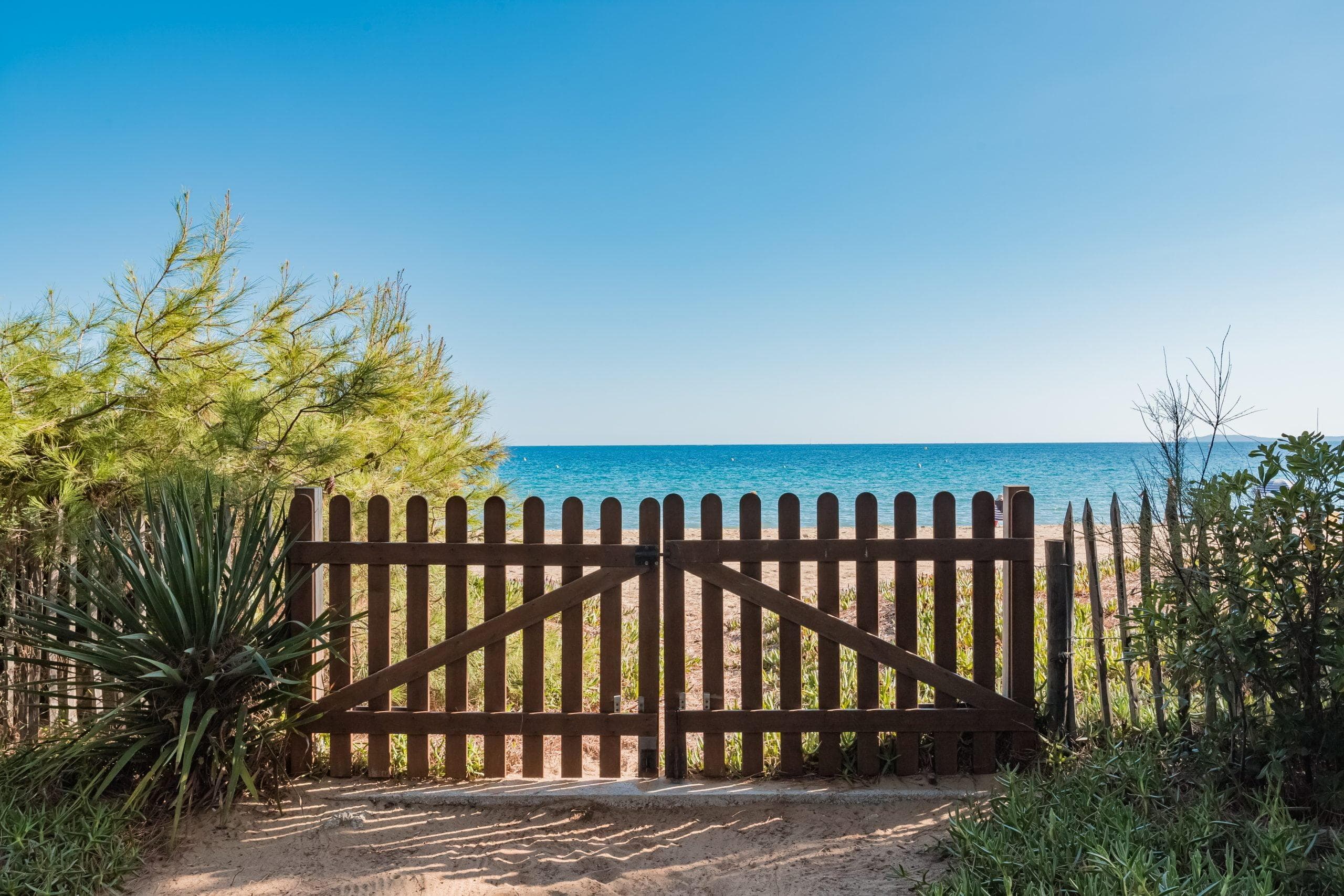 At the end of the garden of Villa Cape Cod, the beach.
