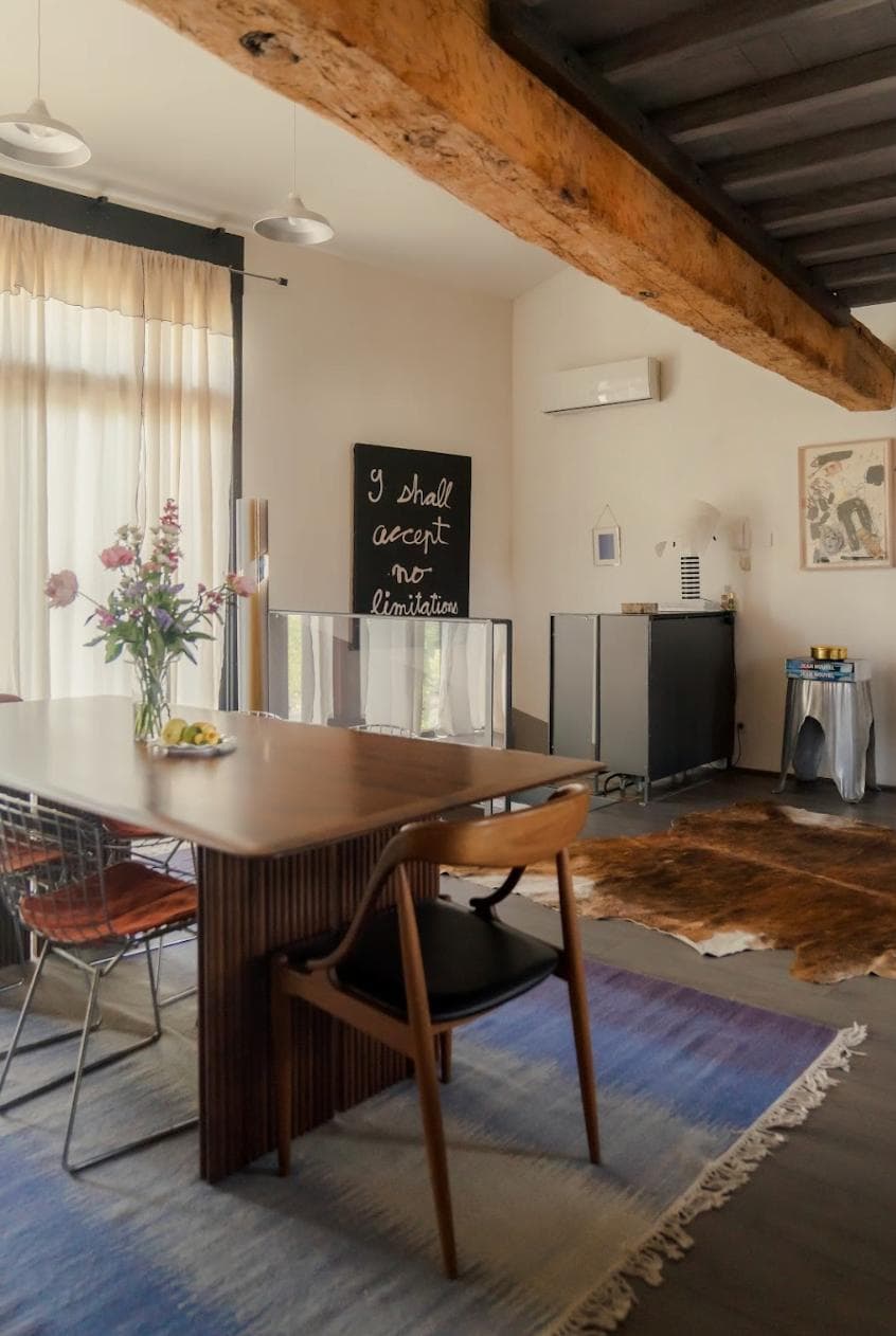 Sharing a meal while admiring the artworks that adorn the living-dining room. © Angeline-Terestchenko