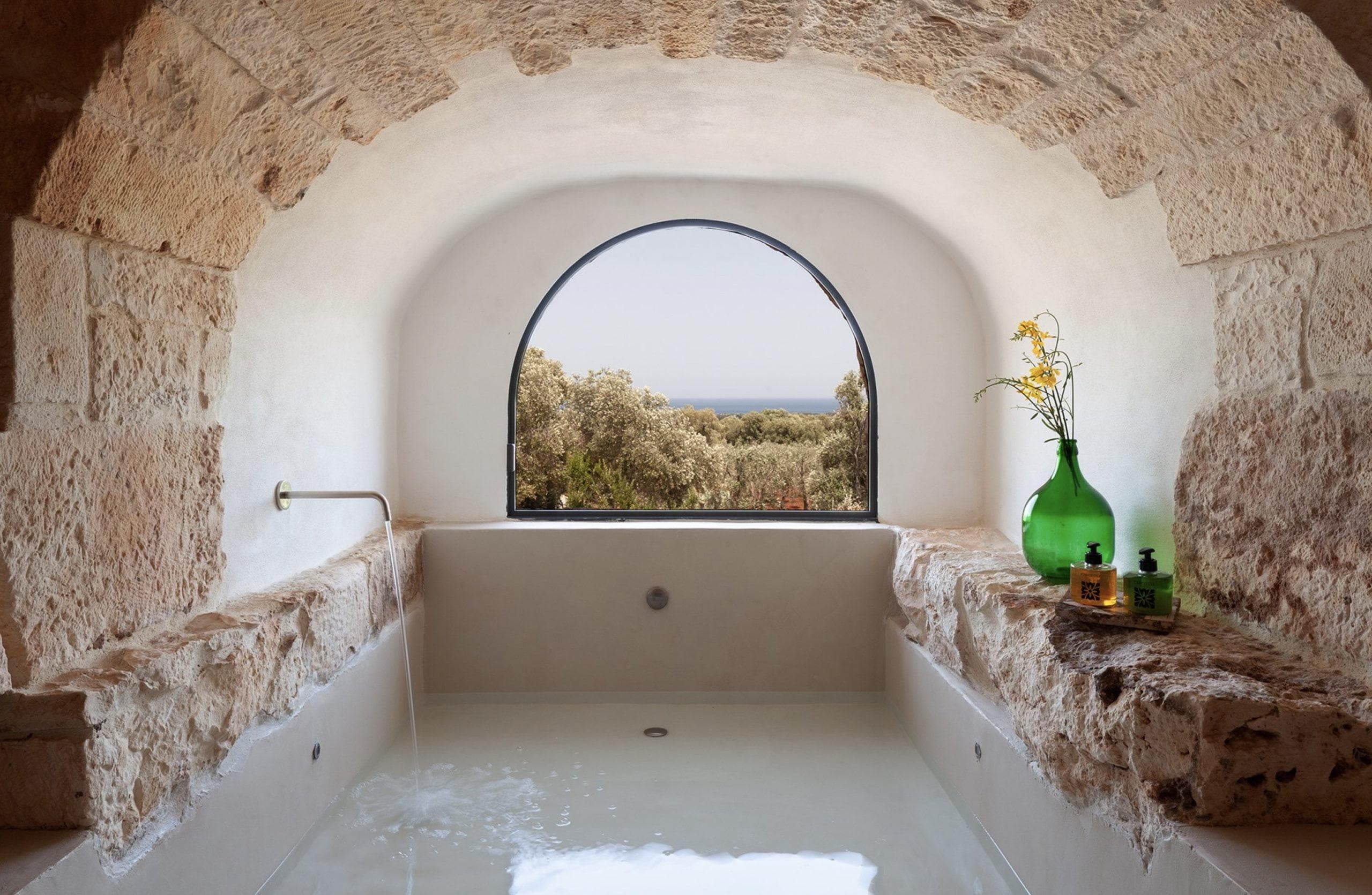 Bath + sea view: the perfect vacation equation.
