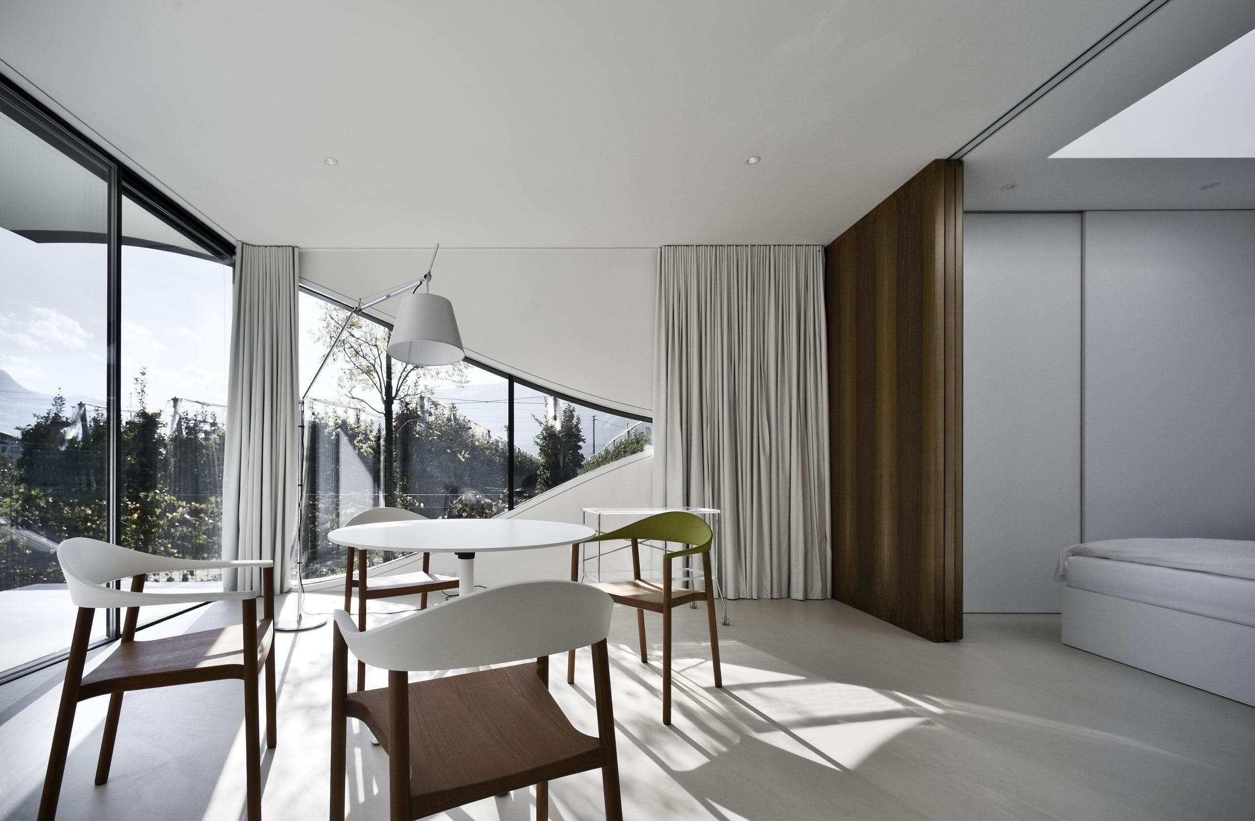 An interior with a minimalist and designer aesthetic. © Oskar Da Riz